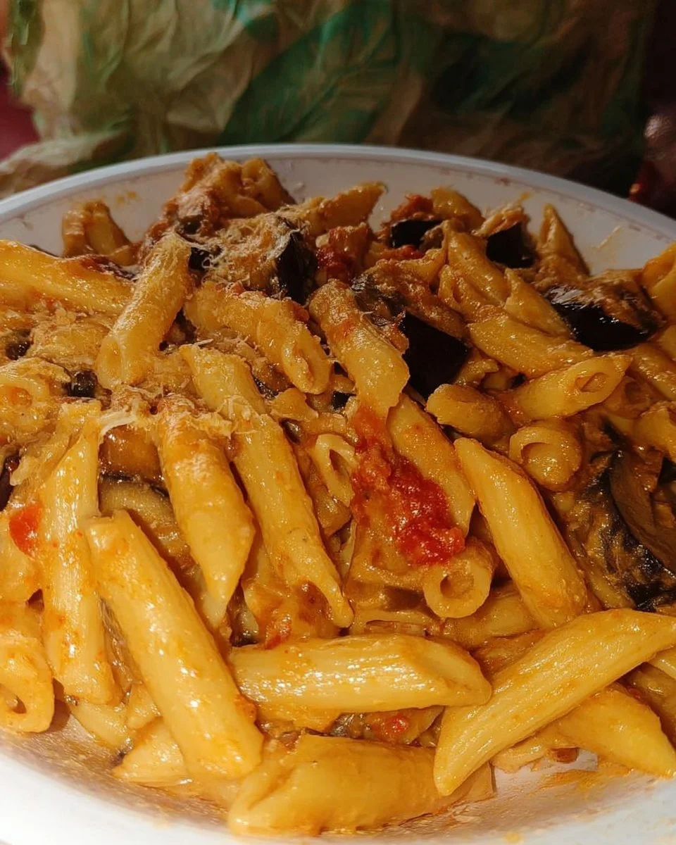 Piatto di pennette melanzane e provola con pomodori freschi