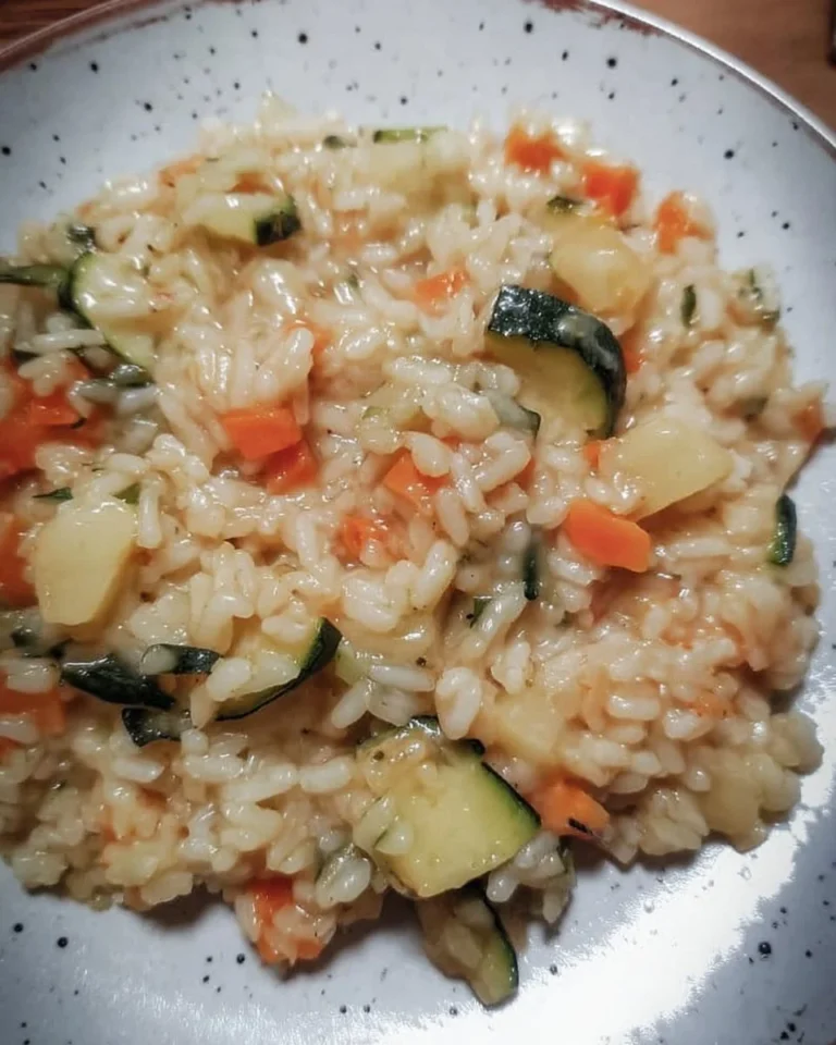 Piatto di riso con zucchine, carote e patate