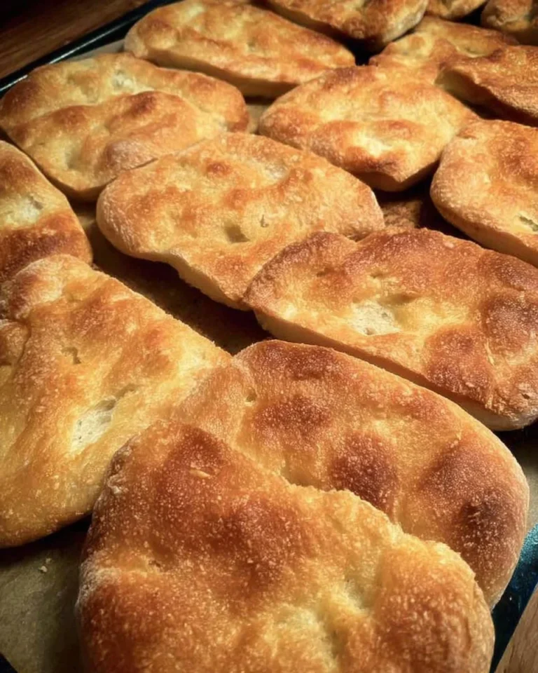 Sfoglie di pane dorate e croccanti, pronte da gustare.