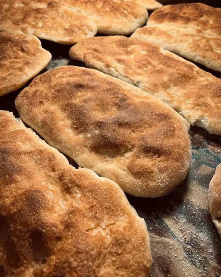 Sfoglie di pane croccanti e gustose, perfette per snack e aperitivi.