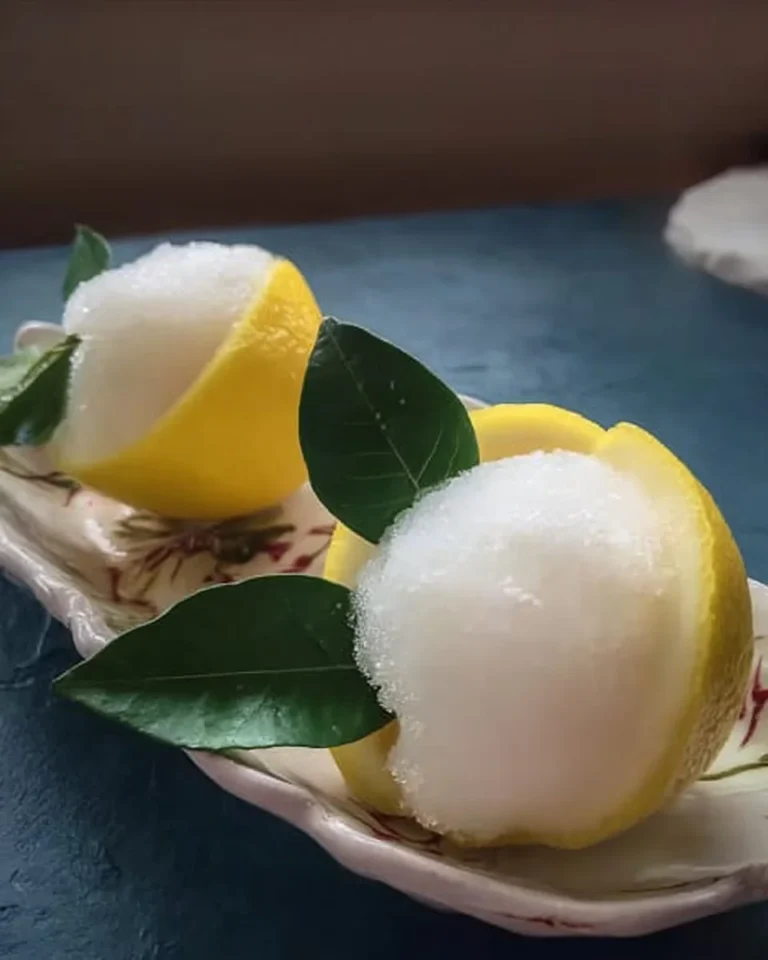 Un delizioso sorbetto al limone servito in un elegante bicchiere.