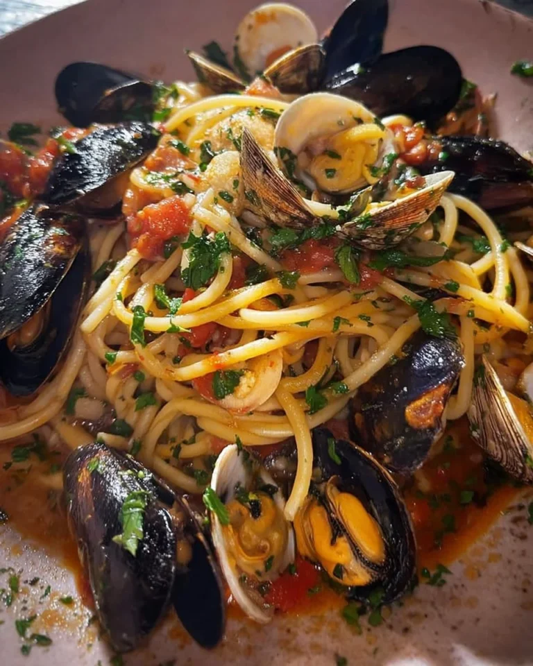 Spaghetti con Cozze e Vongole, un piatto tradizionale italiano di pasta e frutti di mare.