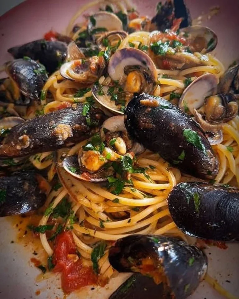 Piatto di Spaghetti con Cozze e Vongole fresco e gustoso
