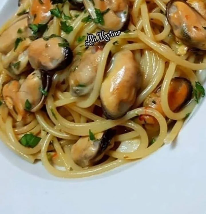 Spaghetti con le cozze in bianco, piatto tipico della cucina mediterranea.