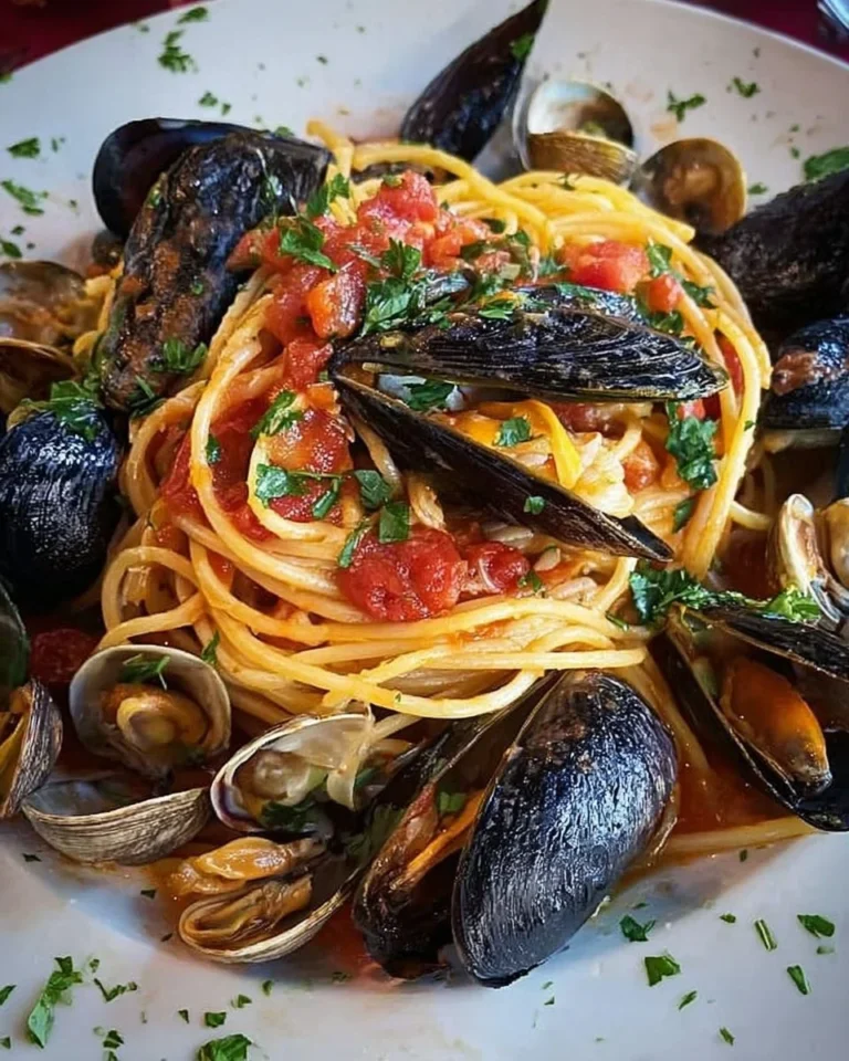 Piatto di spaghetto con cozze e vongole fresco e saporito