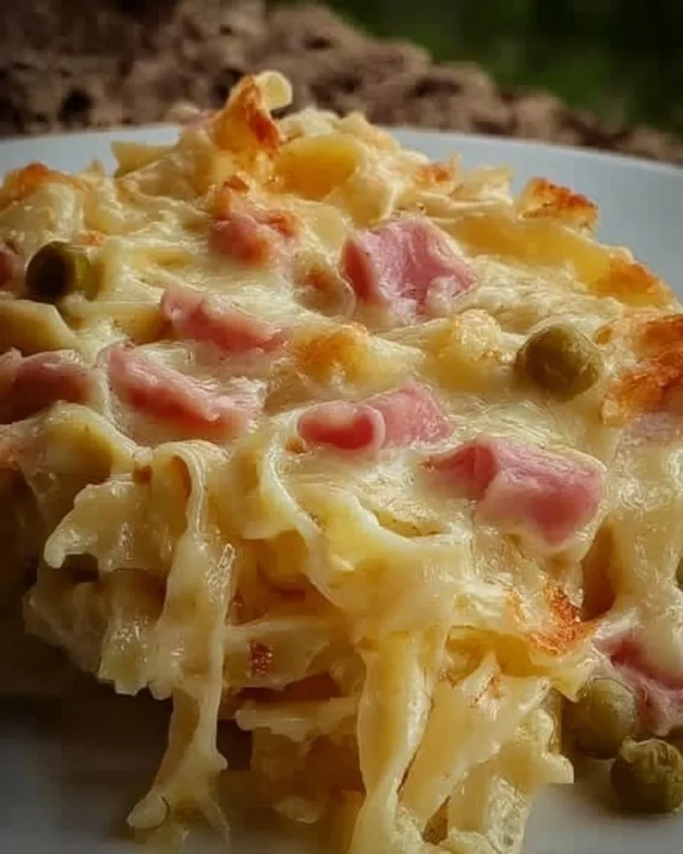 Tagliatelle con Besciamella, Mozzarella e Prosciutto in un piatto elegante