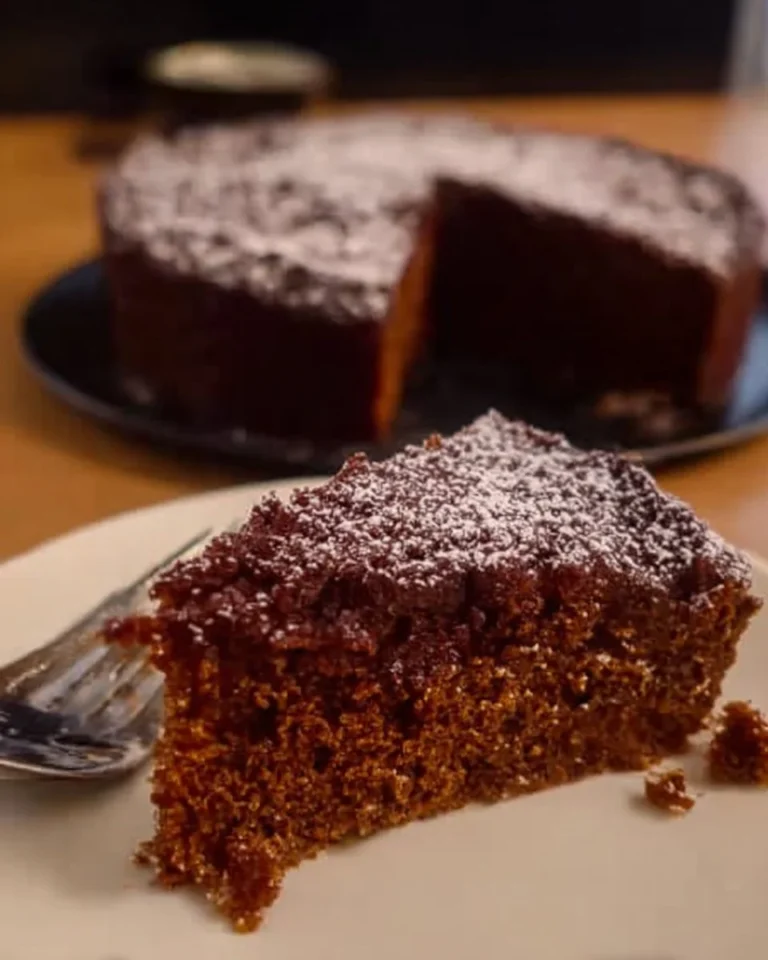 Fetta di Torta 12 Cucchiai su un piatto elegante