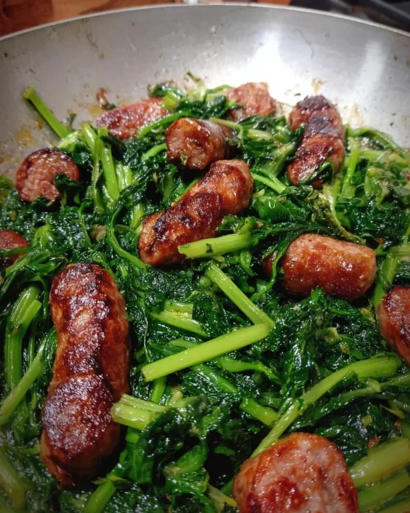 Piatto di salsicce e broccoletti freschi serviti in un piatto rustico