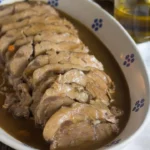 Delizioso arrosto cucinato in pentola con aromi e spezie