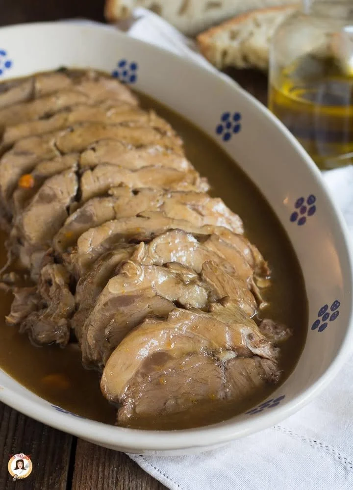 Delizioso arrosto cucinato in pentola con aromi e spezie