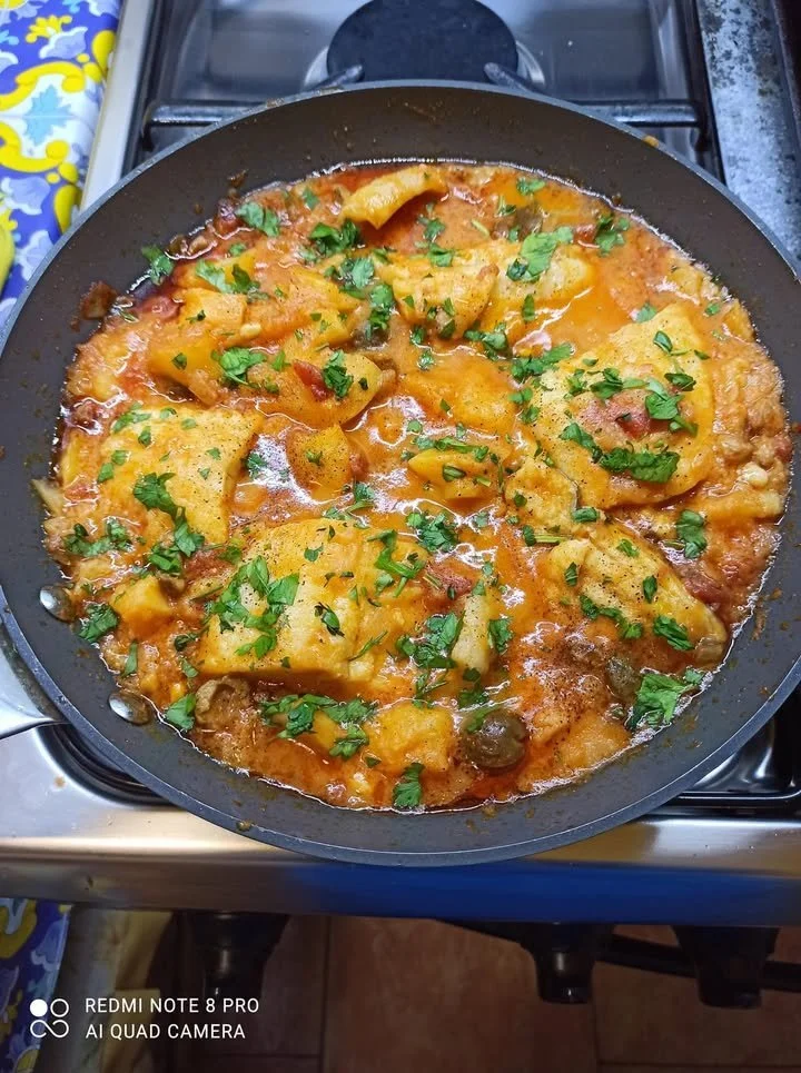 Baccalà alla ghiotta: piatto tradizionale con baccalà e verdure fresche.