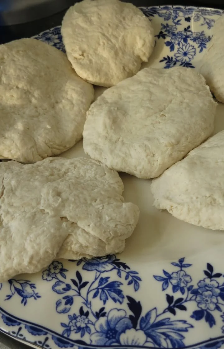 Pane bannock fresco e dorato, tipico della tradizione indigena.