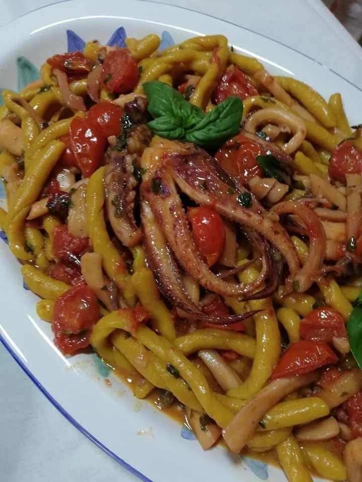 Pasta busiate con calamaro e capperi, un piatto tipico siciliano