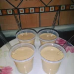 Caffè del nonno servito in un bicchiere elegante con ghiaccio.