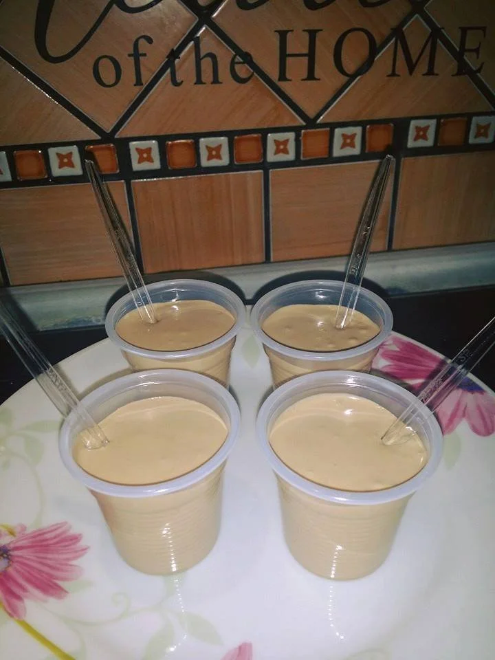 Caffè del nonno servito in un bicchiere elegante con ghiaccio.