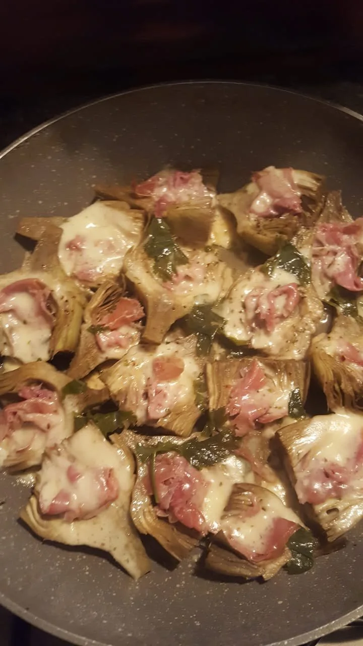 Carciofi ripieni al prosciutto e provola serviti su un piatto