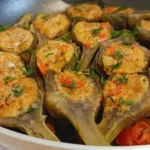 Carciofi ripieni di pane e formaggio su un piatto