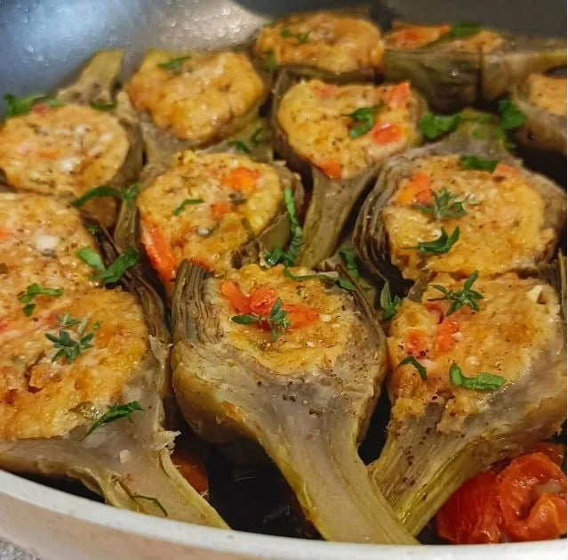 Carciofi ripieni di pane e formaggio su un piatto