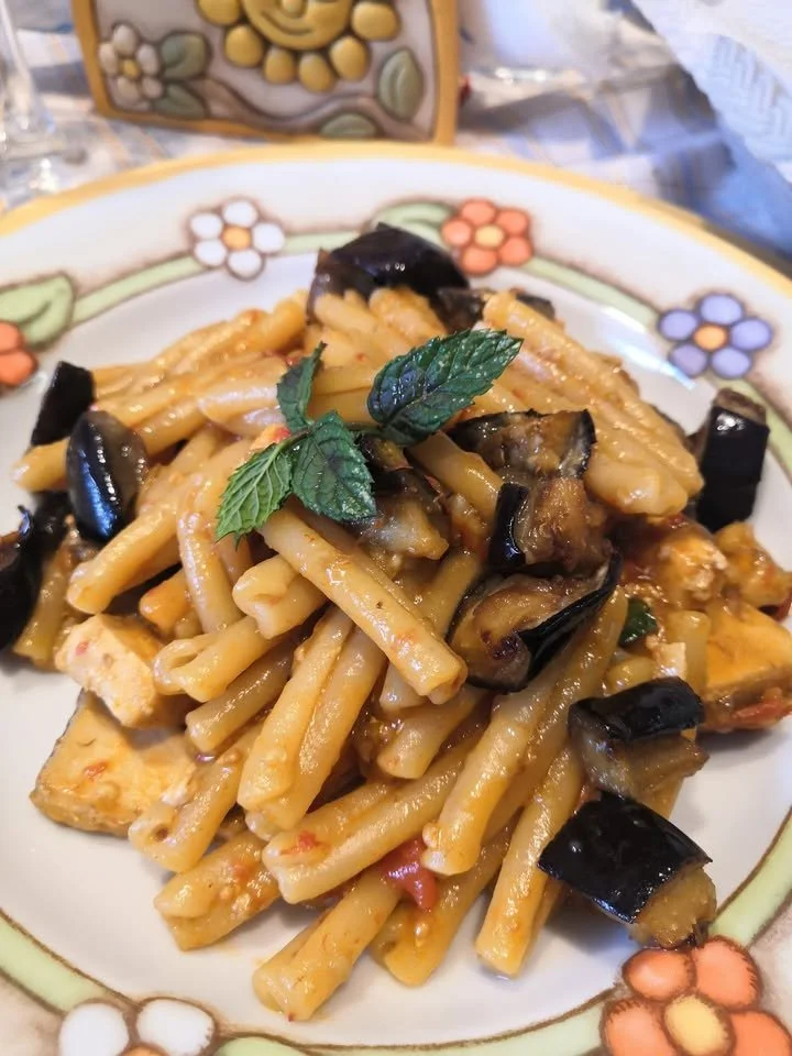 Pasta caserecce con pesce spada, pomodorini e melanzane fritte