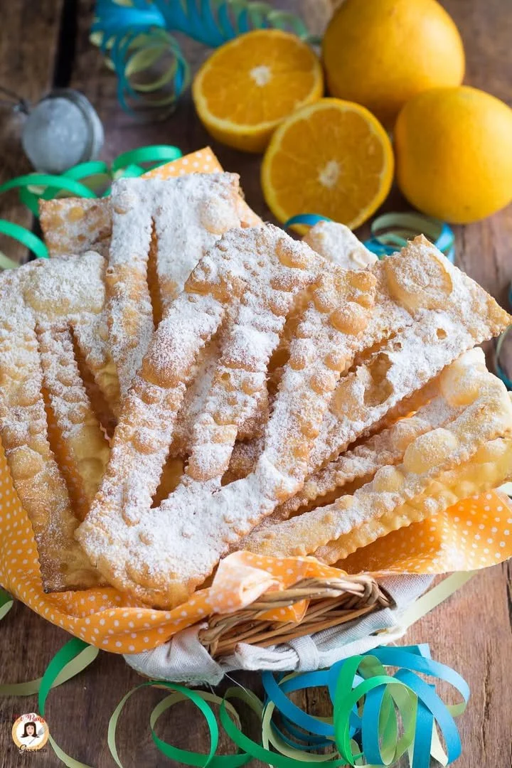 Chiacchiere all'arancia: dolci tradizionali italiani croccanti e profumati