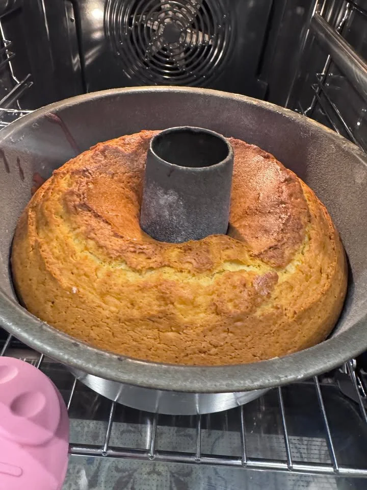 Ciambellone, dolce tradizionale italiano, soffice e delizioso.