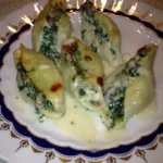 Conchiglioni ripieni di spinaci, ricotta e speck con besciamella