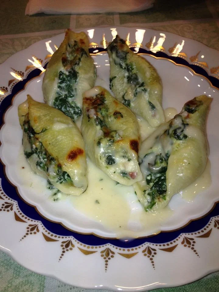 Conchiglioni ripieni di spinaci, ricotta e speck con besciamella