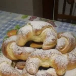 Cornetti di Pan Brioche freschi e dorati pronti per la colazione