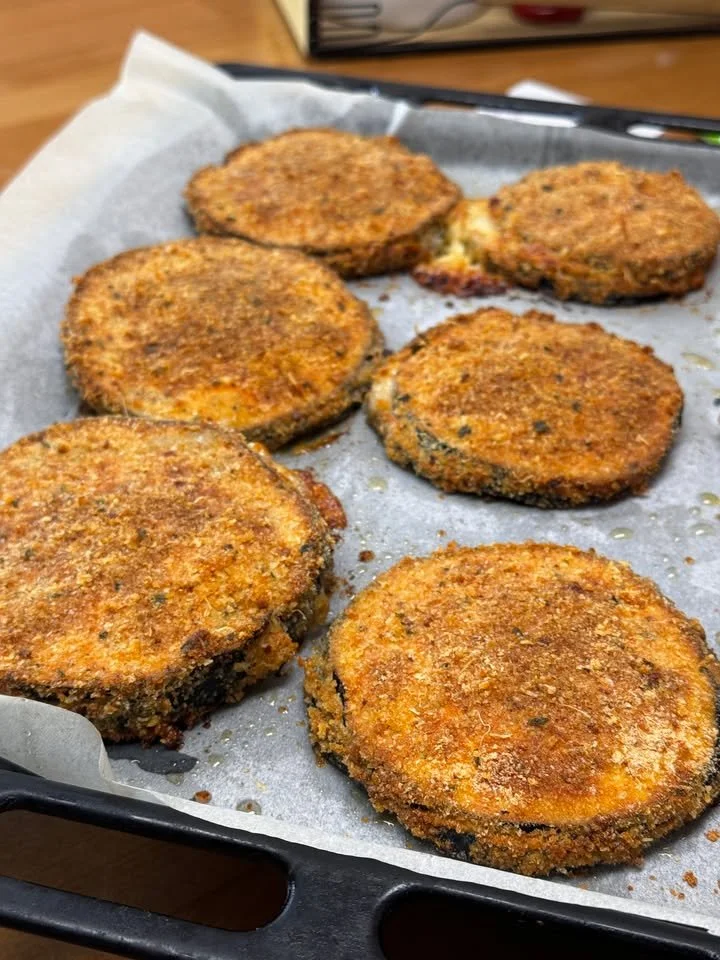 Cotolette di Melanzane Ripiene servite su un piatto