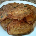 Cotolette di melanzane ripiene al prosciutto e formaggio su un piatto