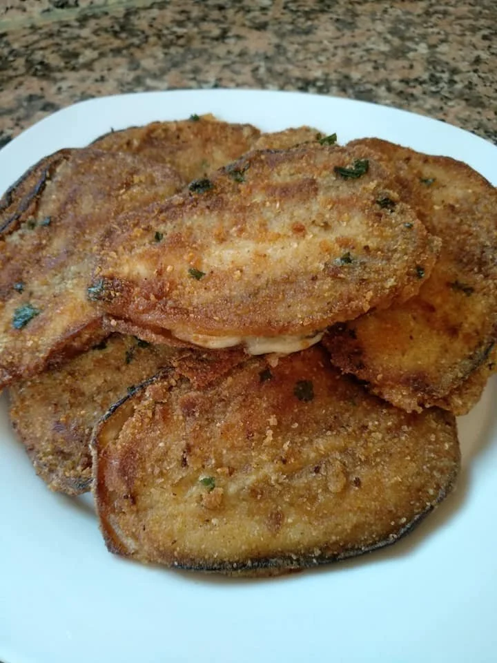 Cotolette di melanzane ripiene al prosciutto e formaggio su un piatto
