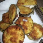 Cotolette di melenzane con speck e provola in un piatto delizioso