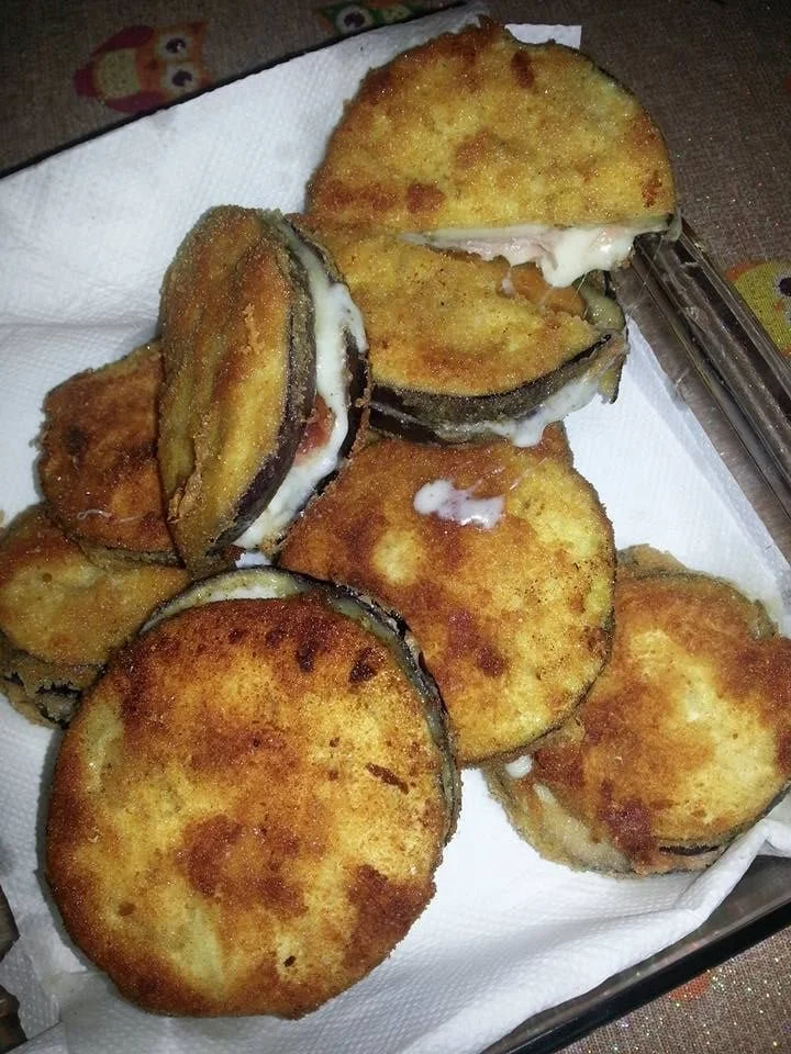 Cotolette di melenzane con speck e provola in un piatto delizioso