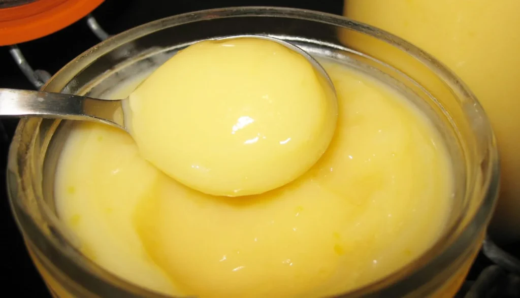 Crema al limone senza uova in una ciotola, pronta per essere servita.