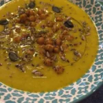 Crema di finocchi, porro e patate con ceci piccanti in una ciotola