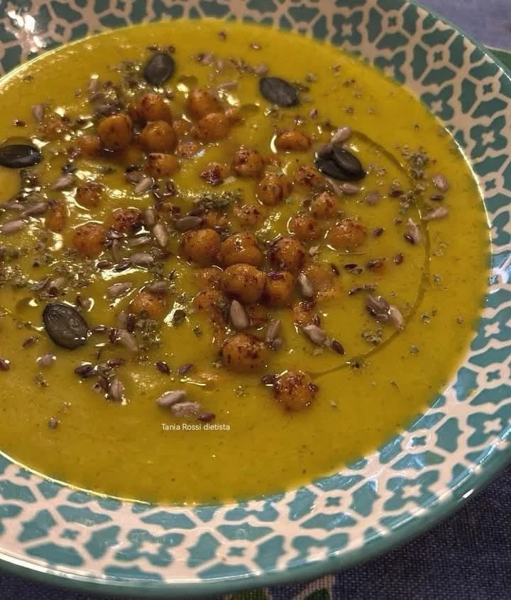 Crema di finocchi, porro e patate con ceci piccanti in una ciotola