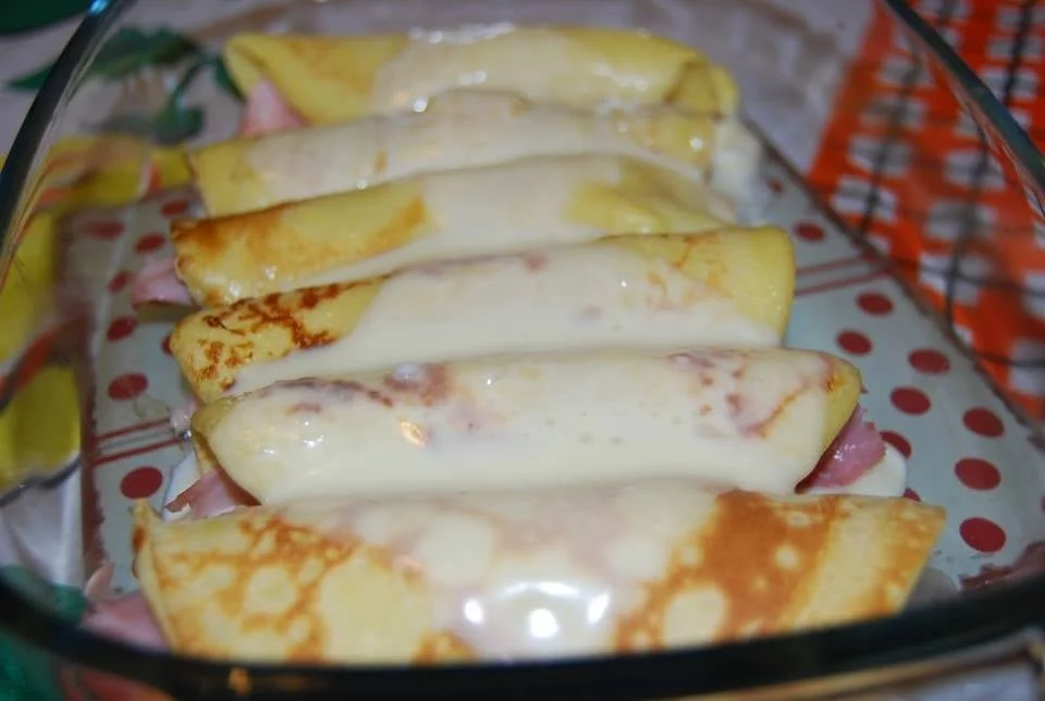 Crepes prosciutto e mozzarella pronte per essere servite