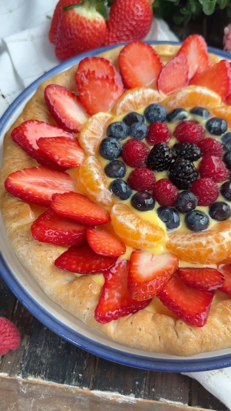 Crostata con crema e frutta fresca, dolce appetitoso e colorato