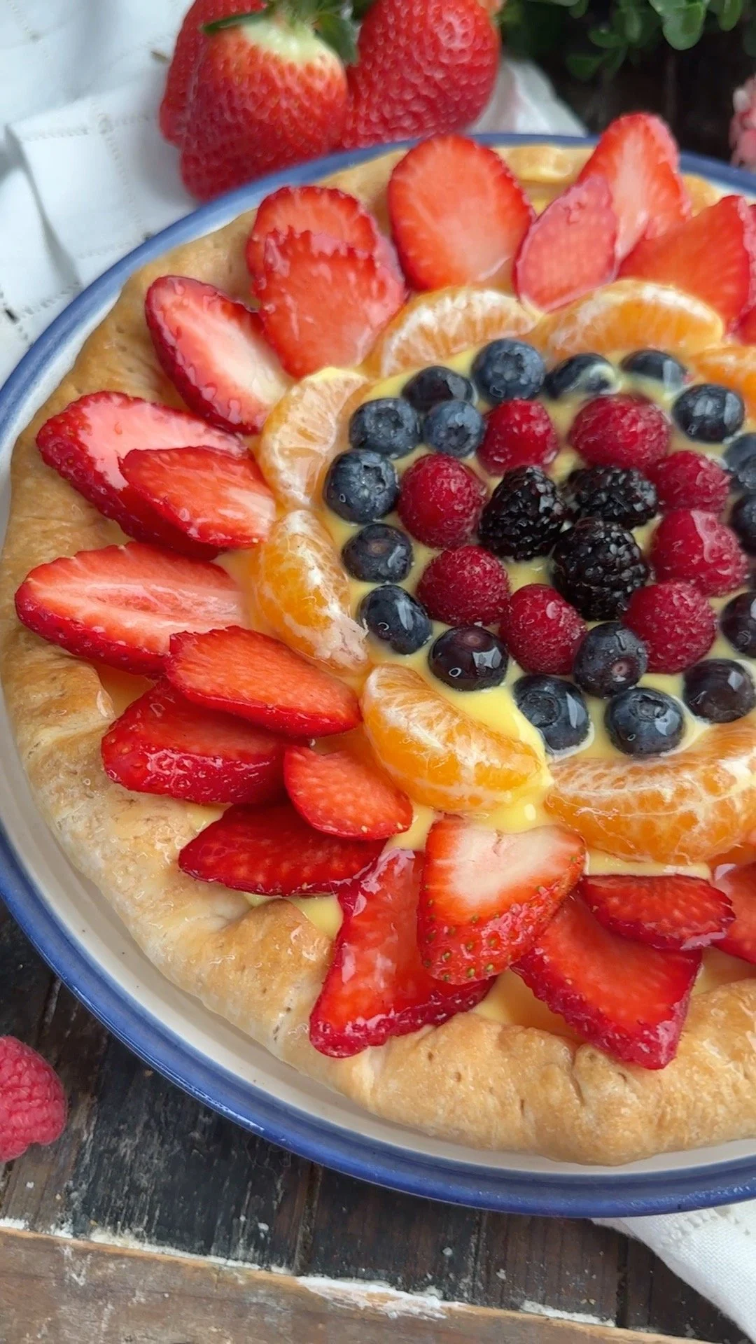 Crostata con crema e frutta fresca, dolce appetitoso e colorato