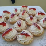 Crostatine con crema chantilly e fragole pronte da servire