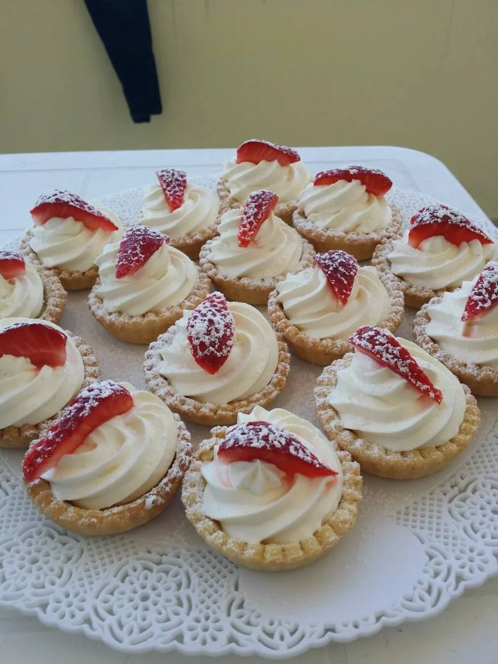 Crostatine con crema chantilly e fragole pronte da servire