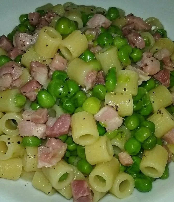 Piatto di Ditaloni con piselli e pancetta in un sugo cremoso