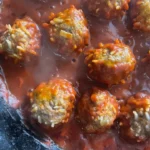 Ingredienti semplici utilizzati in ricette storiche durante guerre e crisi economiche.