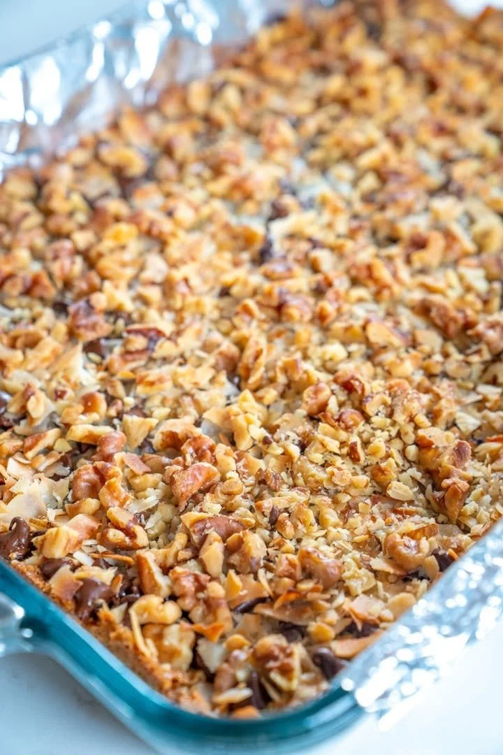 Dolcetti al latte condensato decorati con cacao e frutta