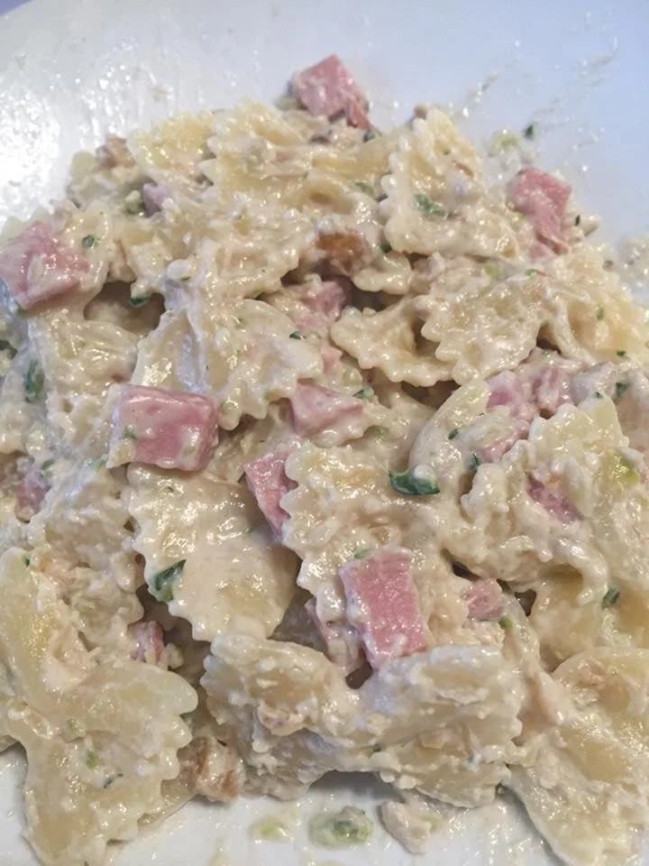 Farfalle con zucchine, prosciutto cotto, Philadelphia e noci