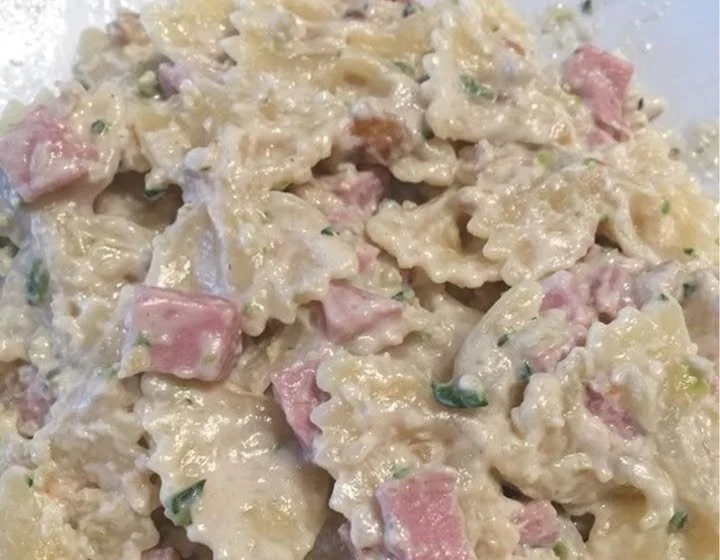 Farfalle con zucchine, prosciutto cotto, Philadelphia e noci