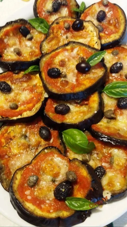 Fettine di melanzane alla pizzaiola servite con pomodoro e origano