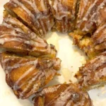 Frittella di Banana dorate su un piatto bianco