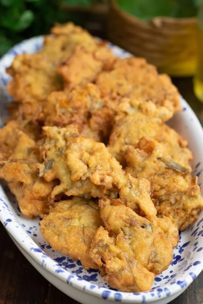 Frittelle di Carciofi croccanti e dorate servite su un piatto