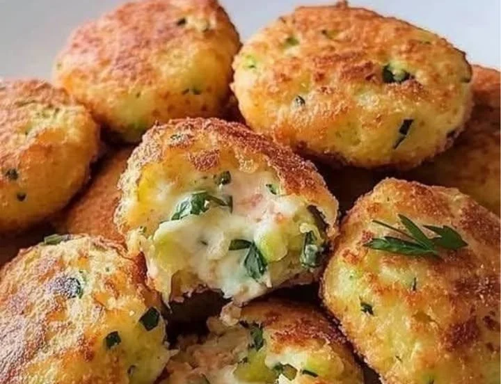 Frittelle di zucchine e patate servite su un piatto colorato